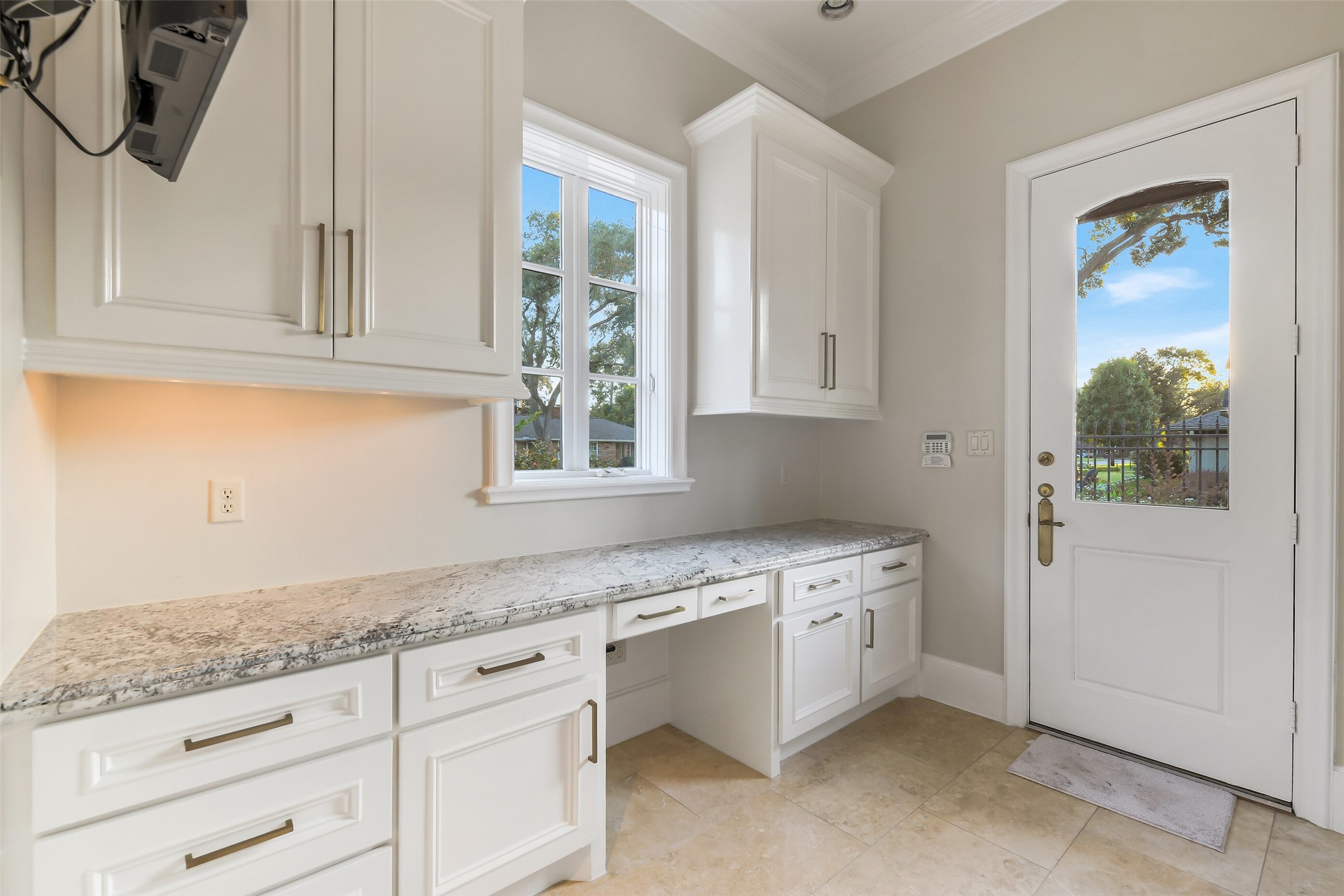 5626 Terwilliger Way Houston, TX 77056 - Photo 44 of 47 a view of cabinets wooden floor and a window