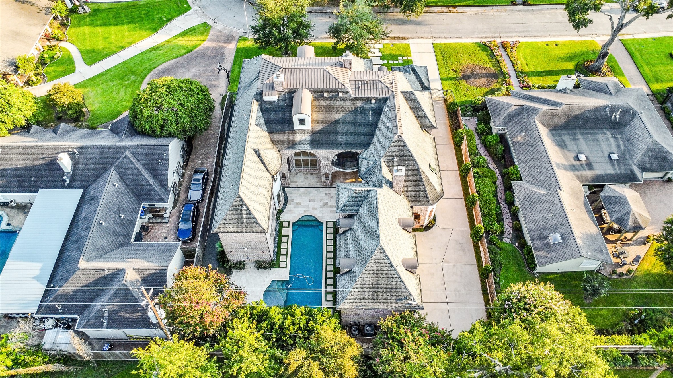 5626 Terwilliger Way Houston, TX 77056 - Photo 47 of 47 an aerial view of a house with a yard and potted plants
