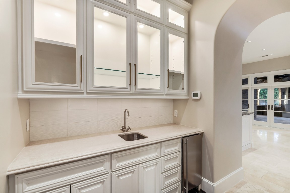 5626 Terwilliger Way Houston, TX 77056 - Photo 8 of 47 This refined wet bar features a sleek under-mount sink, ample cabinet storage, a built-in ice maker, and illuminated display cabinetry--perfectly blending functionality and elegant design.