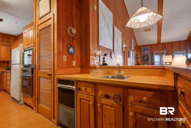 30234 River Road Orange Beach, AL 36561 - Photo 6 of 23 The wet bar is adjacent to the kitchen and great room