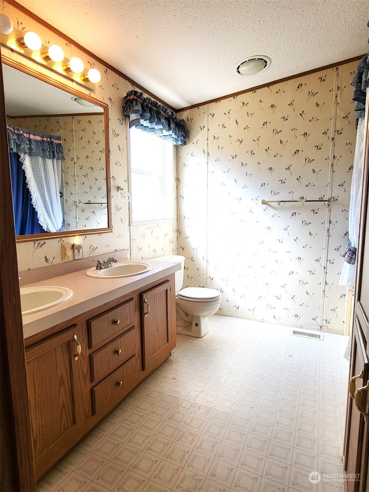 2285 Basin Street Southwest, Unit 11 Ephrata, WA 98823 - Photo 18 of 27 a bathroom with a double vanity sink toilet mirror and bathtub