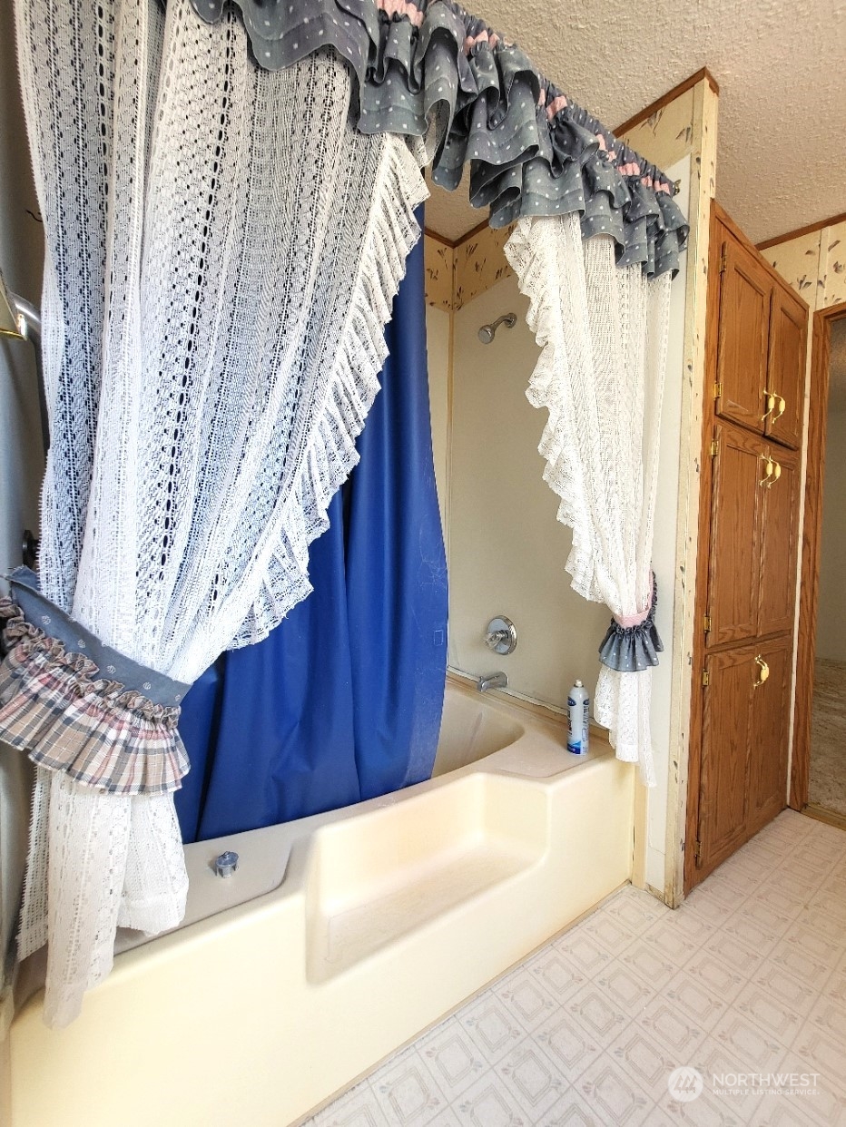 2285 Basin Street Southwest, Unit 11 Ephrata, WA 98823 - Photo 20 of 27 a bathroom with a bathtub and shower