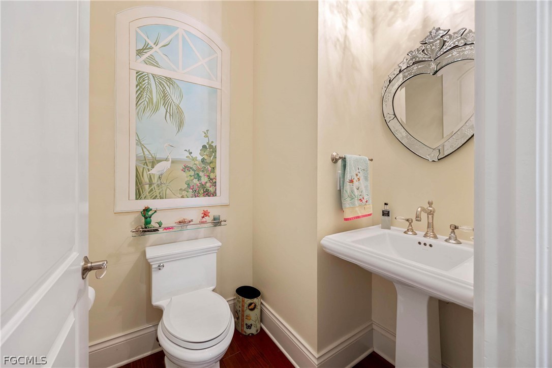 528 Lighthouse Way Sanibel, FL 33957 - Photo 28 of 49 a bathroom with a toilet a sink and a mirror