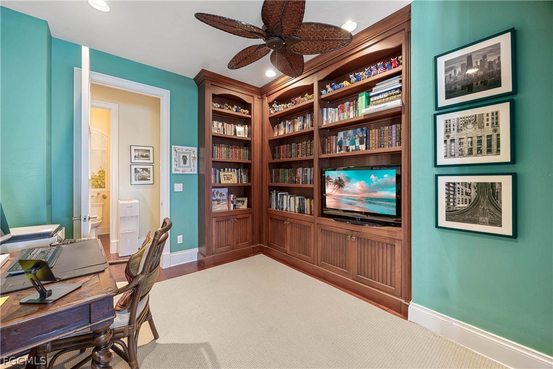 528 Lighthouse Way Sanibel, FL 33957 - Photo 29 of 49 a workspace with furniture and window