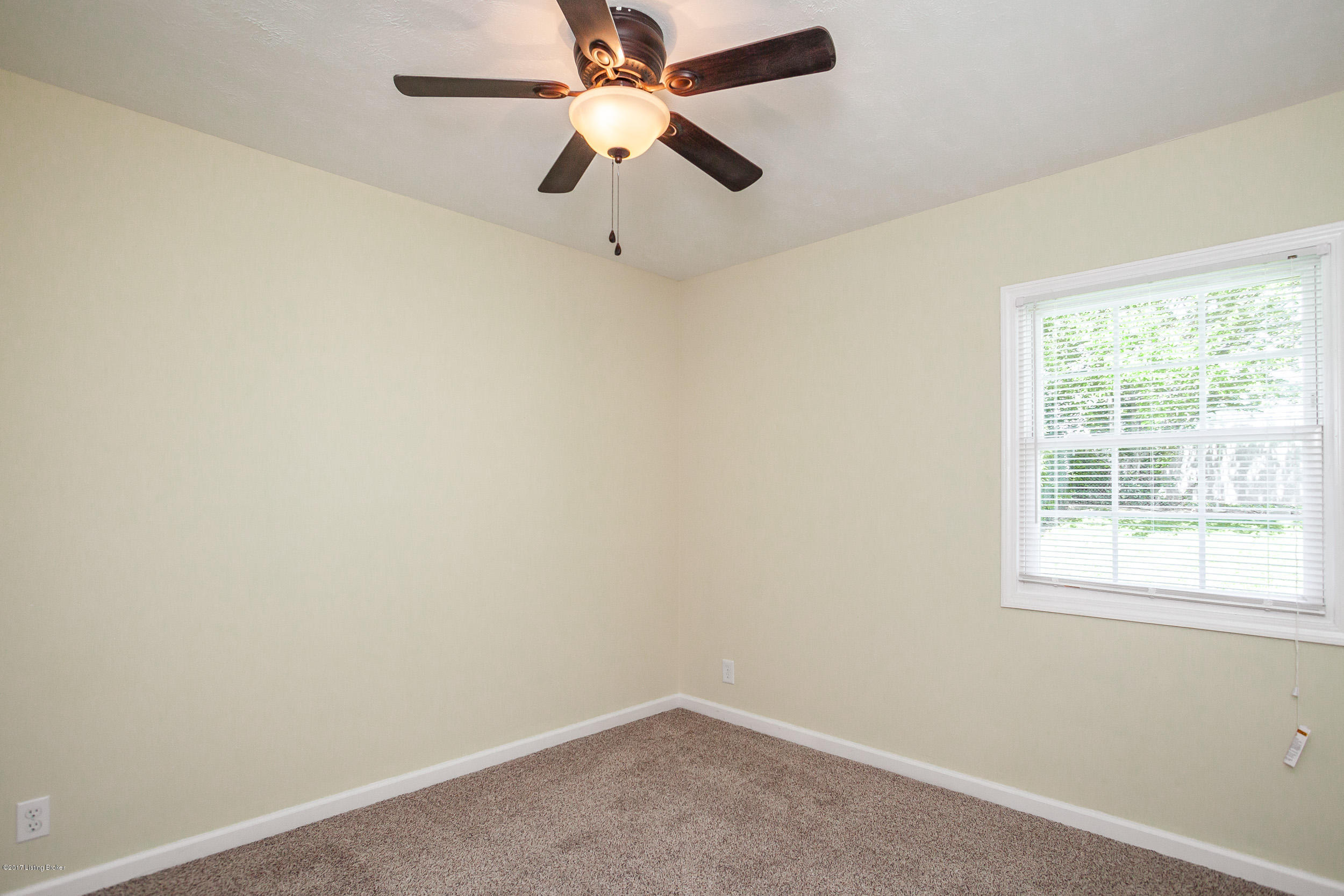 150 Meadowood Road Louisville, KY 40229 - Photo 17 of 25 150 Meadowood Rd-23