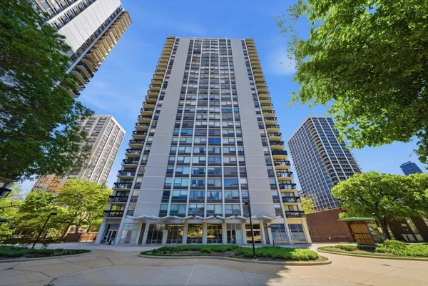$2,500 | 1455 North Sandburg Terrace, Unit 1107B, Chicago, IL 60610