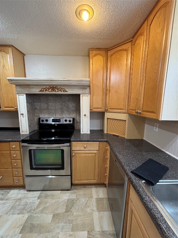14515 Wunderlich Drive, Unit 315 Houston, TX 77069 - Photo 11 of 37 a kitchen with a stove and a sink