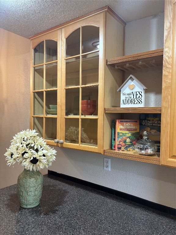 14515 Wunderlich Drive, Unit 315 Houston, TX 77069 - Photo 9 of 37 a vase of flowers sitting on a table