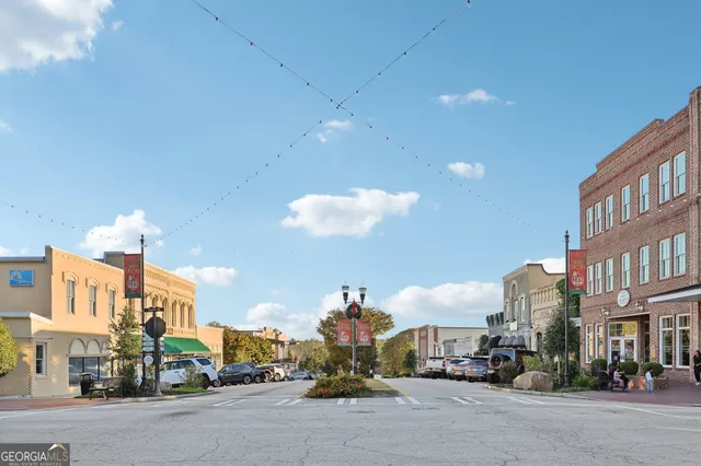 a group of cars parked in front of a building