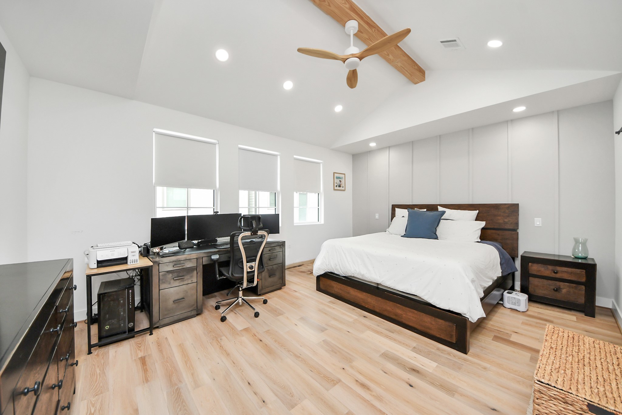 2211 Bevis Street Houston, TX 77008 - Photo 26 of 34 Spacious, light filled primary suite.