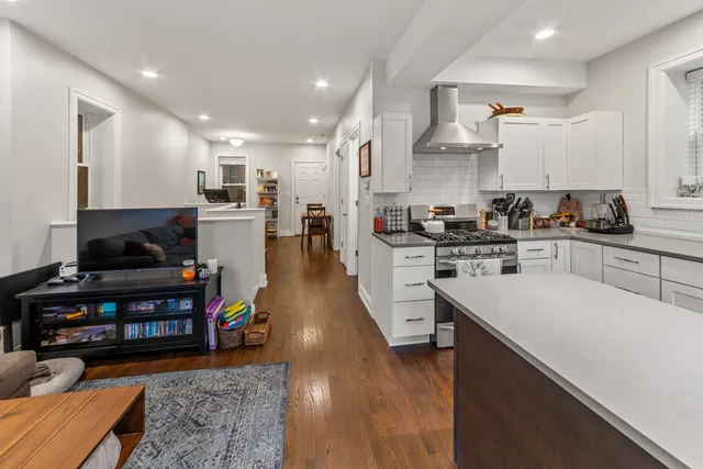 $3,005 | 856 North Hermitage Avenue, Unit 1R, Chicago, IL 60622