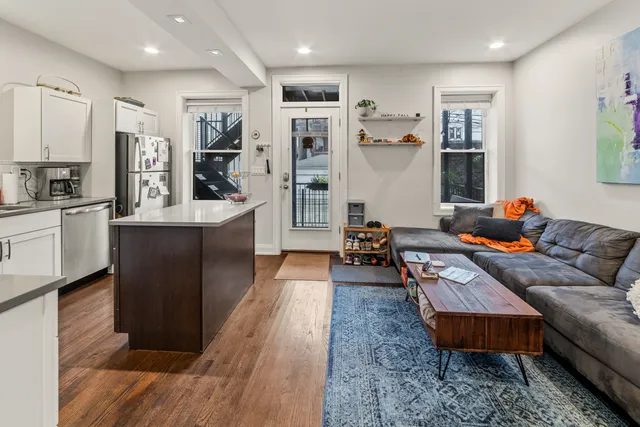 $3,005 | 856 North Hermitage Avenue, Unit 1R, Chicago, IL 60622