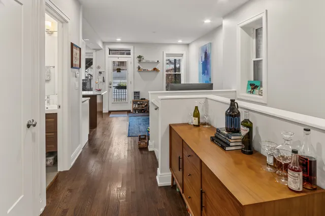 $3,005 | 856 North Hermitage Avenue, Unit 1R, Chicago, IL 60622