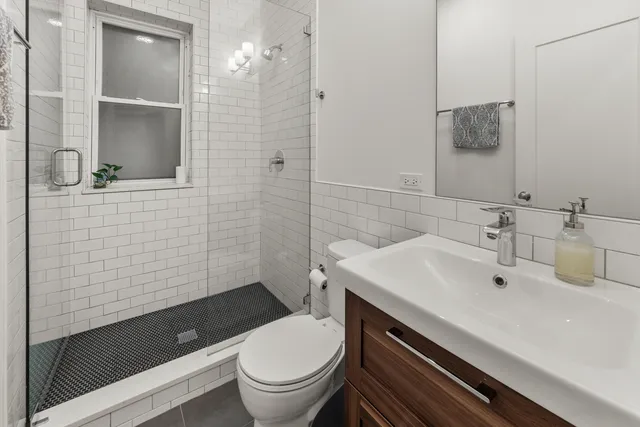 $3,005 | 856 North Hermitage Avenue, Unit 1R, Chicago, IL 60622