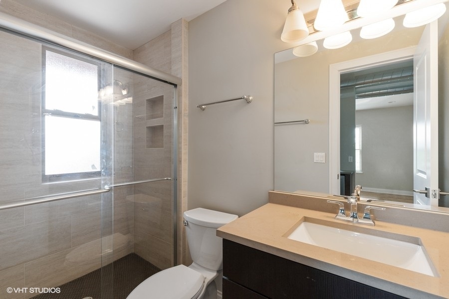 641 East 49th Street, Unit 3 Chicago, IL 60615 - Photo 2 of 6