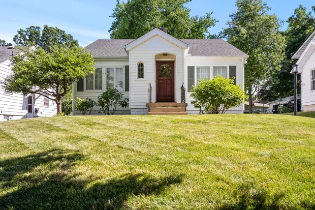 $1,895 | 1223 East Oakland Avenue, Bloomington, IL 61701