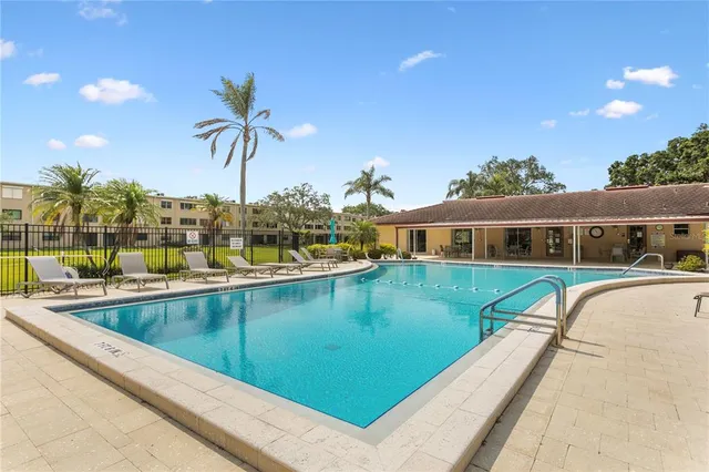 $240,000 | 4920 Locust Street Northeast, Unit 115, St. Petersburg, FL 33703