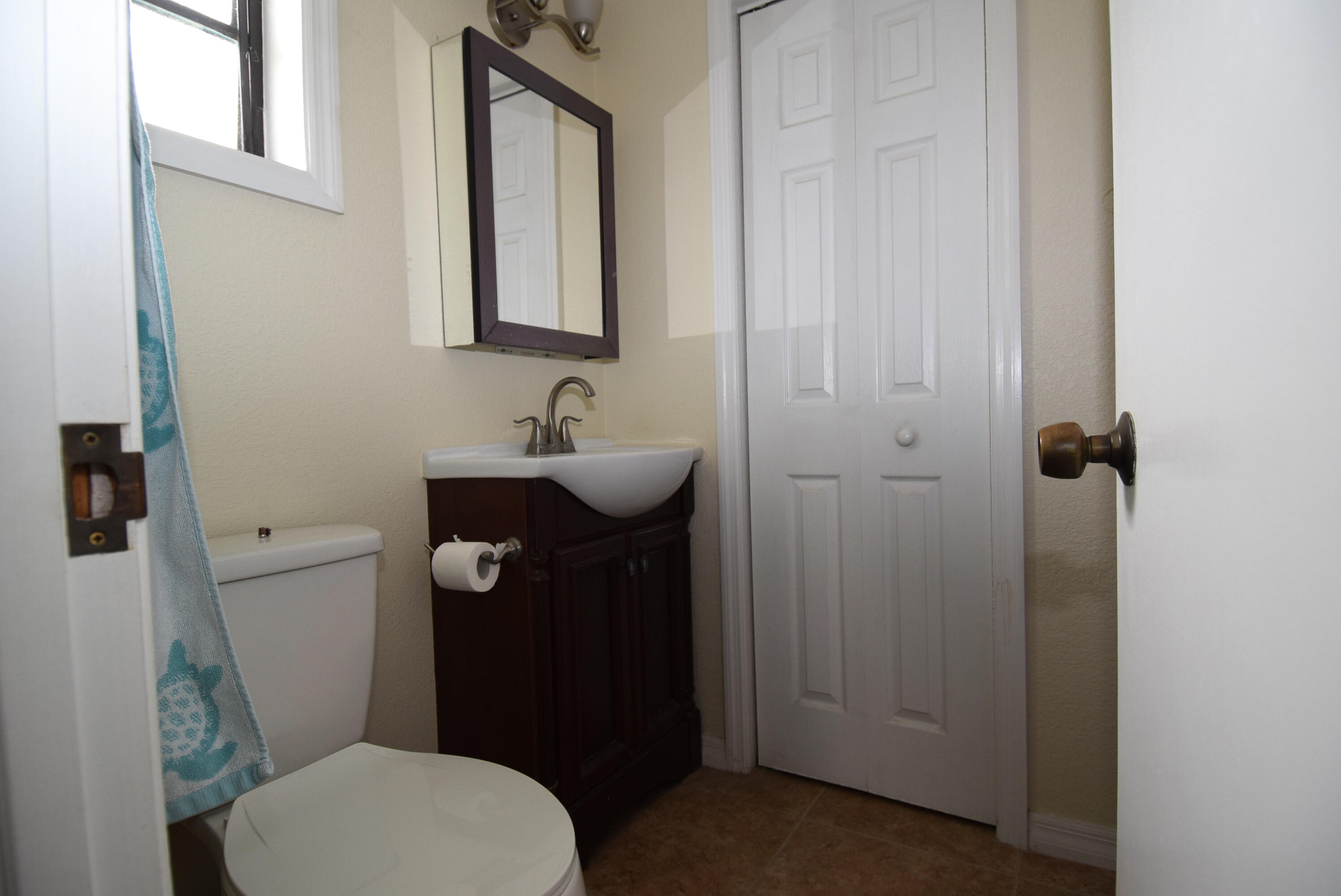 237 2nd Road Key Largo, FL 33037 - Photo 15 of 25 a bathroom with a toilet a sink and mirror