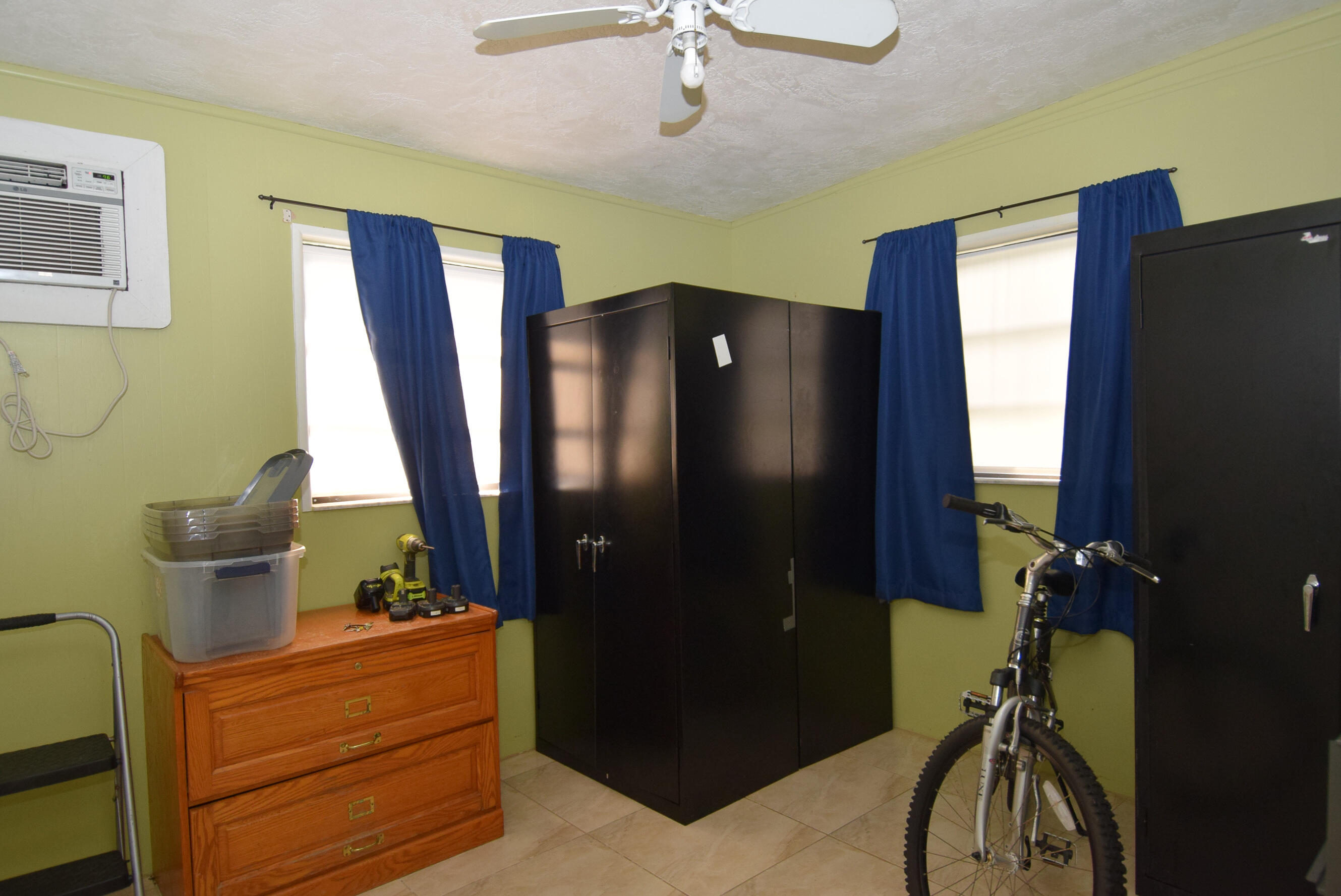 237 2nd Road Key Largo, FL 33037 - Photo 17 of 25 a view of entryway with a mirror