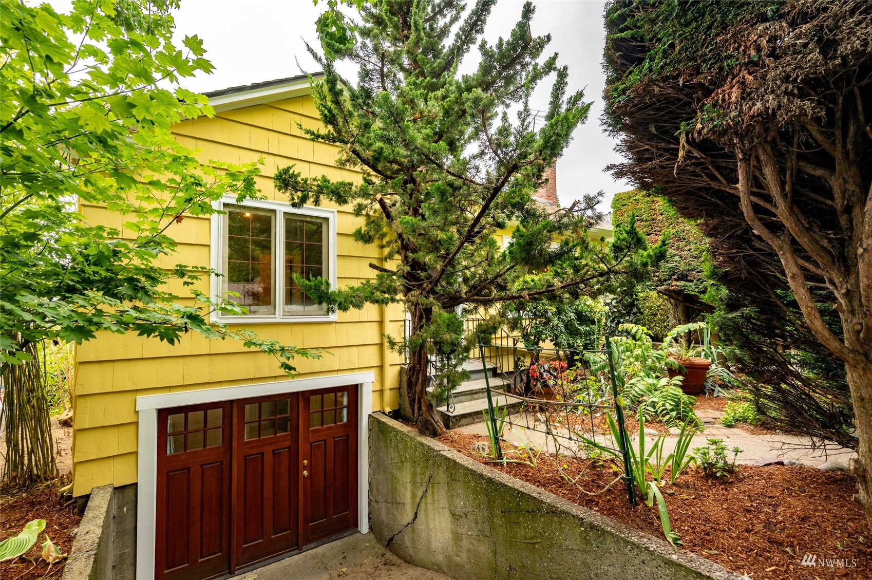 2113 North 40th Street Seattle, WA 98103 - Photo 4 of 37 Gallery Image 4