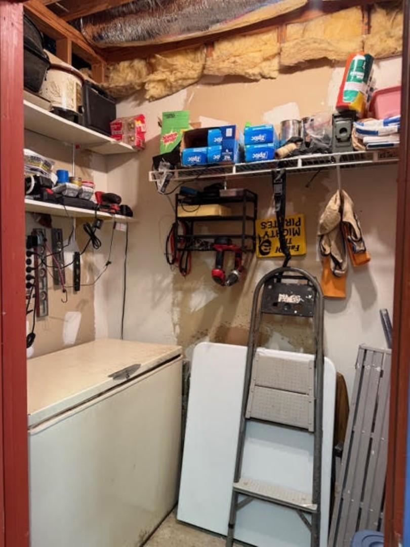 235 Connell Road Vidor, TX 77662 - Photo 22 of 35 a utility room with dryer and washer