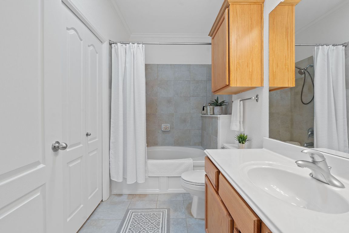 6801 Beckett Road, Unit 119R Austin, TX 78749 - Photo 17 of 26 a bathroom with a sink and a bathtub