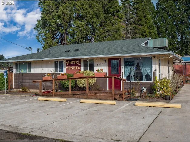 a view of the entrance of the building