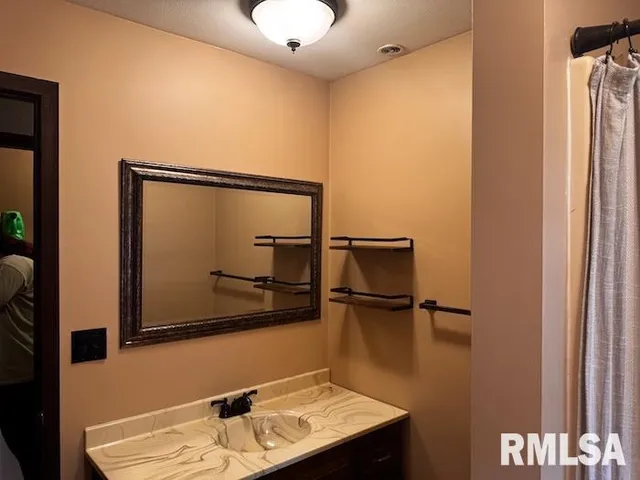 $220,000 | 1415 East Sycamore Street, Canton, IL 61520