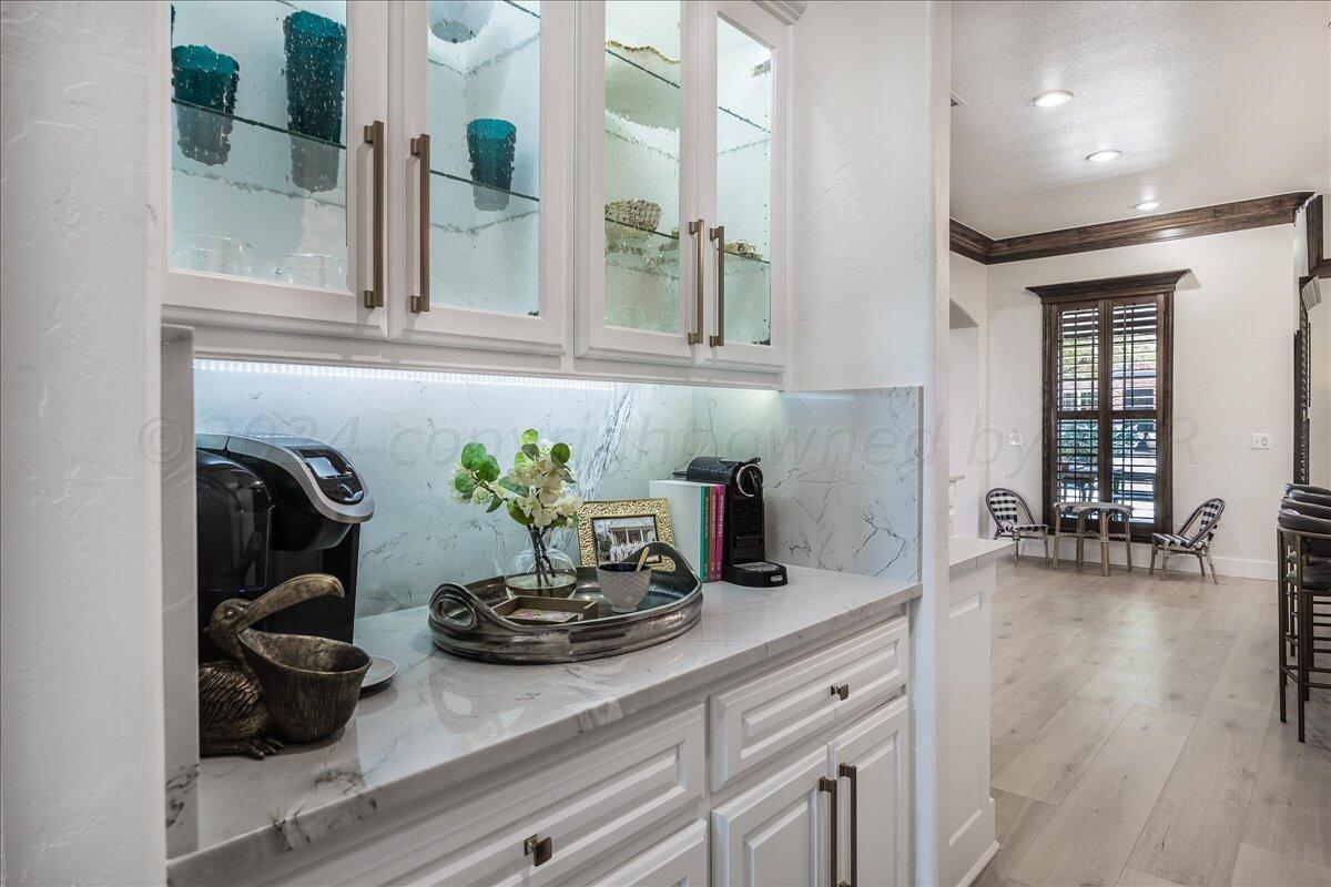 17701 White Wing Road Canyon, TX 79015 - Photo 20 of 76 a kitchen with a potted plant on the counter and cabinets