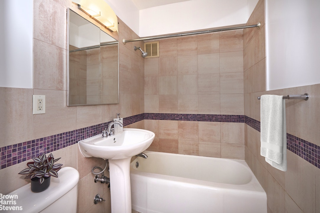 239 East 79th Street, Unit 13L Manhattan, NY 10075 - Photo 7 of 10