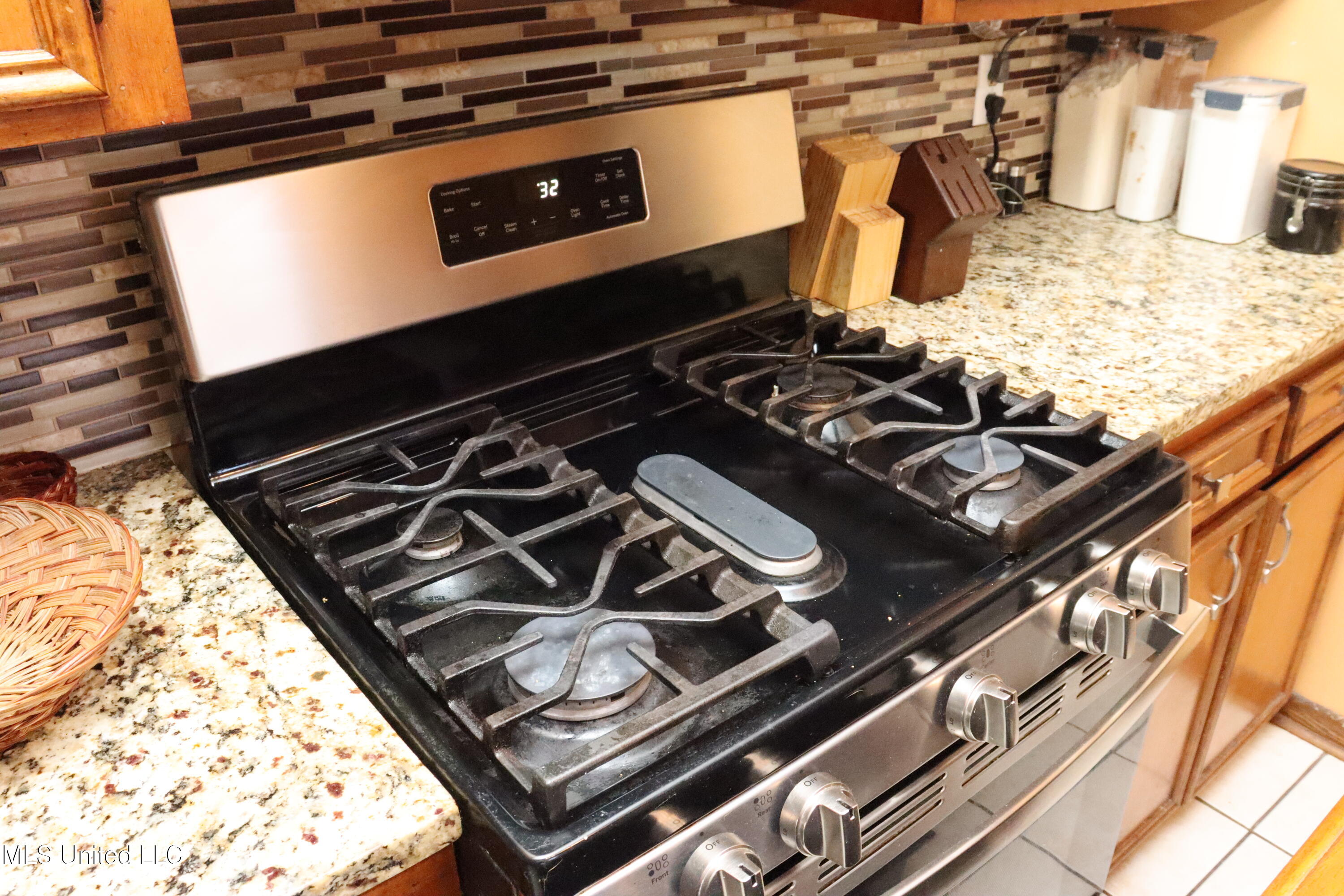 1264 Shell Oil Road Brandon, MS 39042 - Photo 13 of 51 Gas Stove/Oven