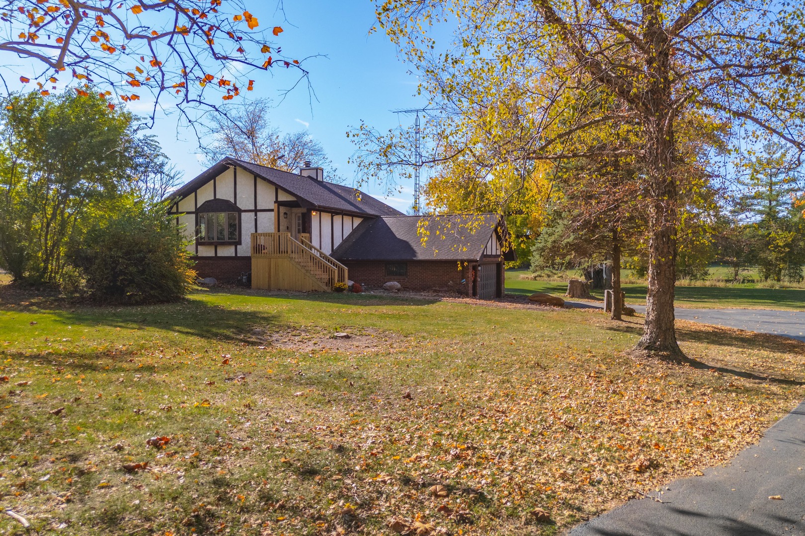 a view of a house with a yard