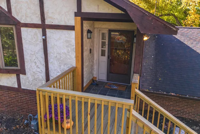 a view of a yard with a house