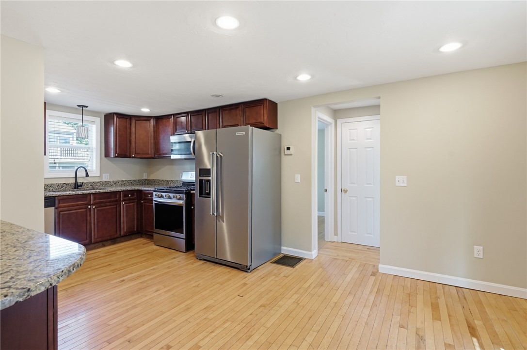 464 Nausauket Road Warwick, RI 02886 - Photo 13 of 49 Virtually staged.