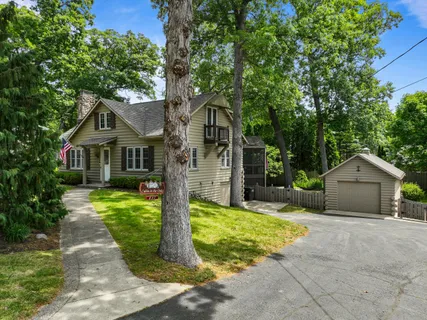 $949,000 | 837 Van Slyke Drive, Fontana, WI 53125