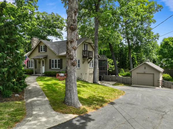 $949,000 | 837 Van Slyke Drive, Fontana, WI 53125