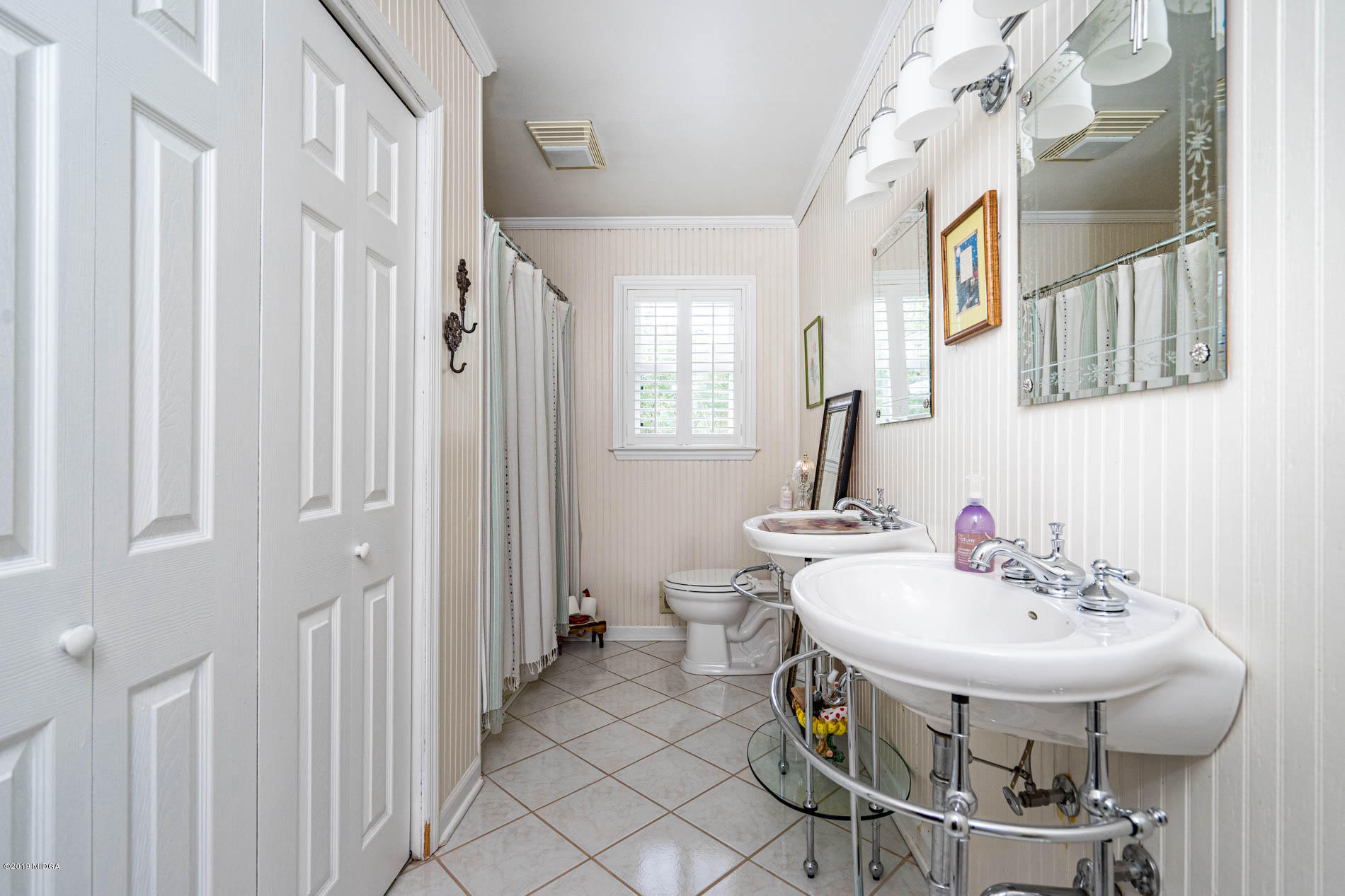2064 Midway Road Lizella, GA 31052 - Photo 28 of 40 a bathroom with a sink a mirror and a toilet