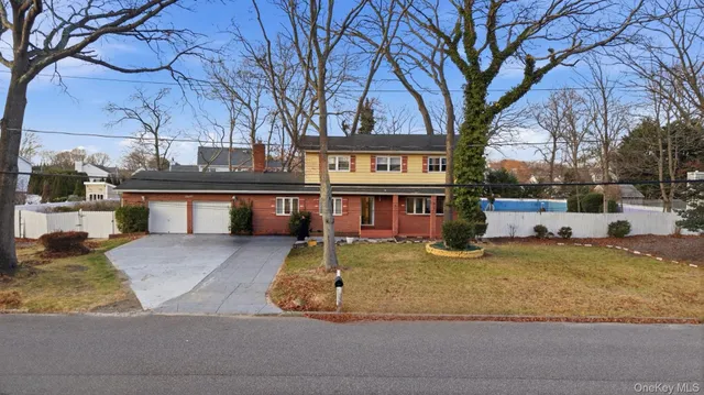 $749,900 | 11 Val Court, Holbrook, NY 11741