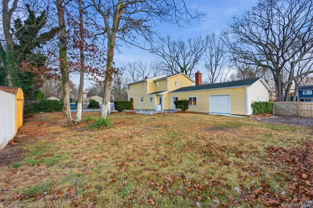 $749,900 | 11 Val Court, Holbrook, NY 11741