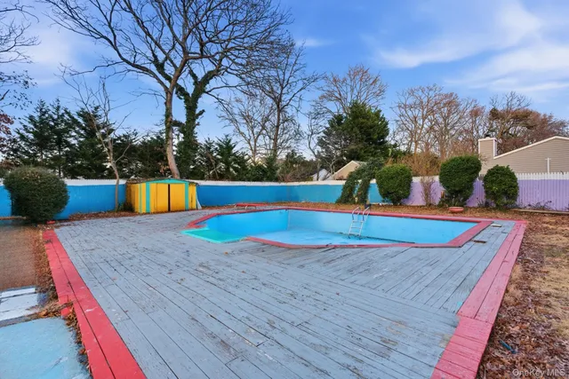 $749,900 | 11 Val Court, Holbrook, NY 11741