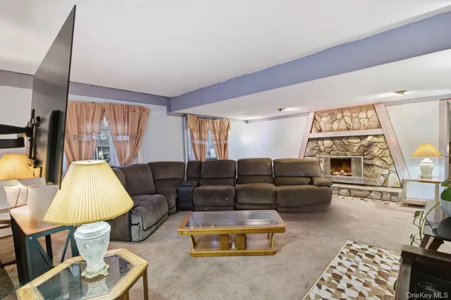 $749,900 | 11 Val Court, Holbrook, NY 11741