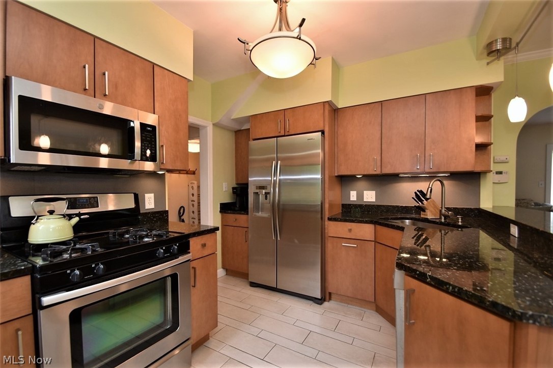 3320 Braemar Road Cleveland, OH 44120 - Photo 11 of 33