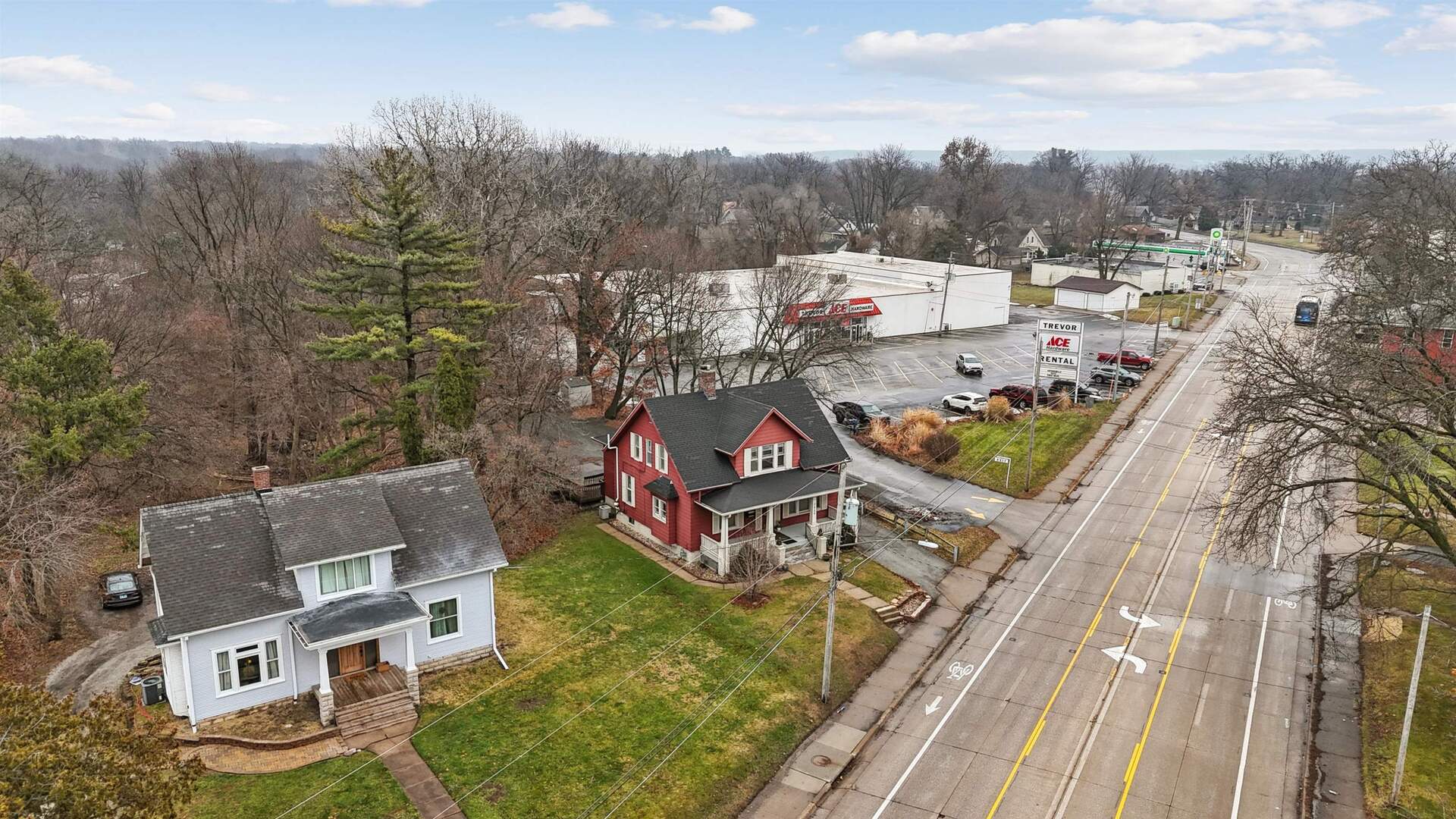 2828 16th Street Moline, IL 61265 - Photo 32 of 39 an aerial view of a house with a garden