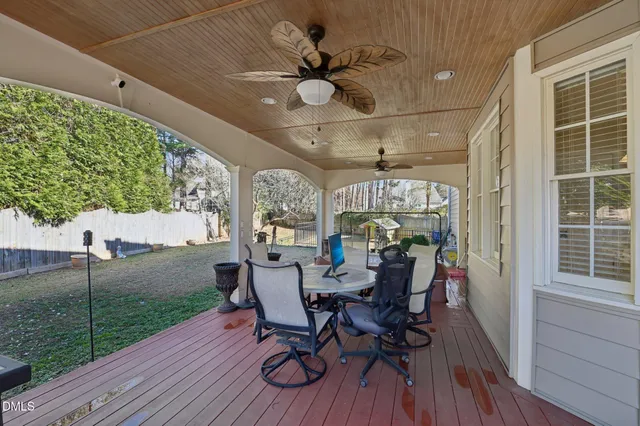 a view of a yard with a house