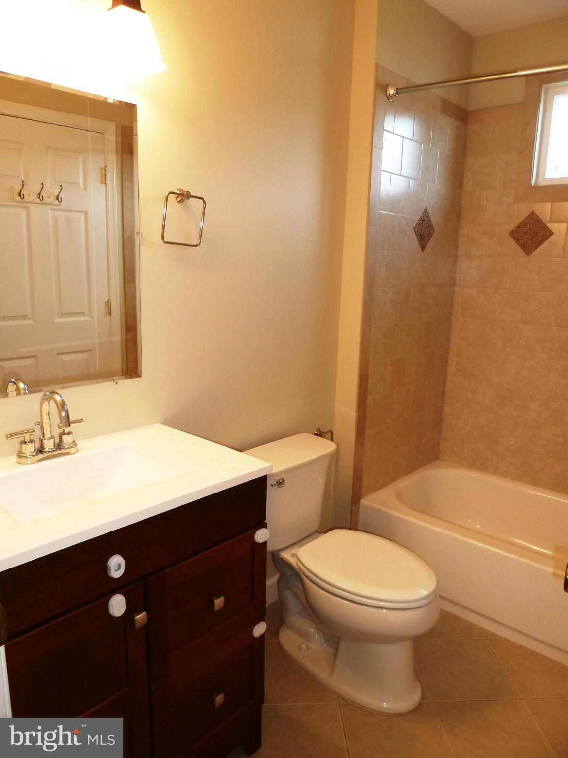 2207 Dexter Avenue Silver Spring, MD 20902 - Photo 13 of 23 2nd level full bathroom