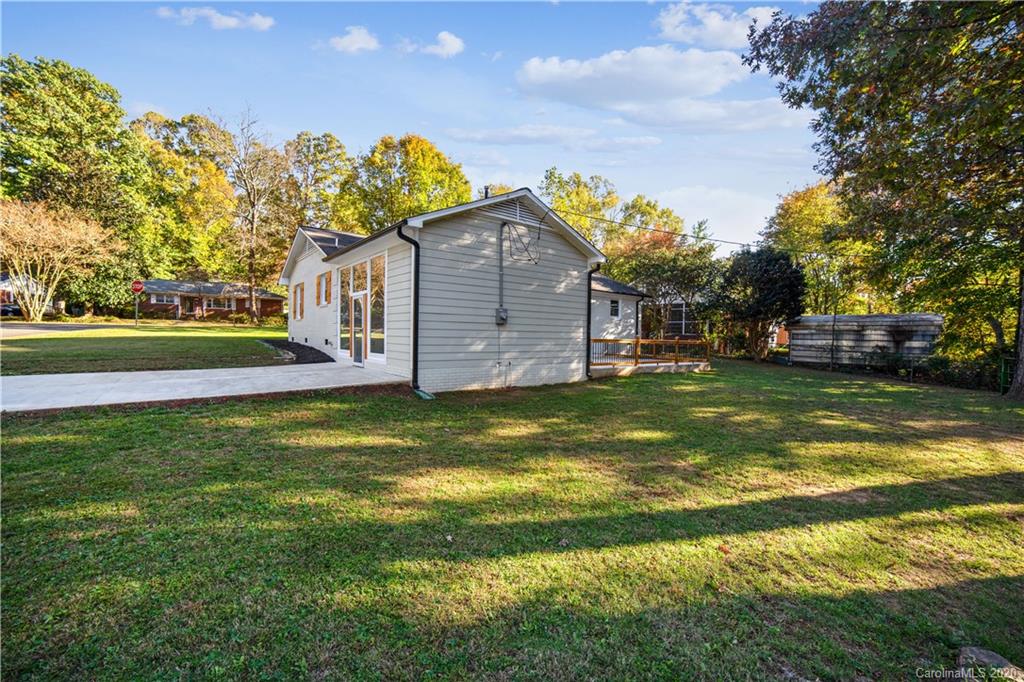 3555 Woodleaf Road Charlotte, NC 28205 - Photo 4 of 33