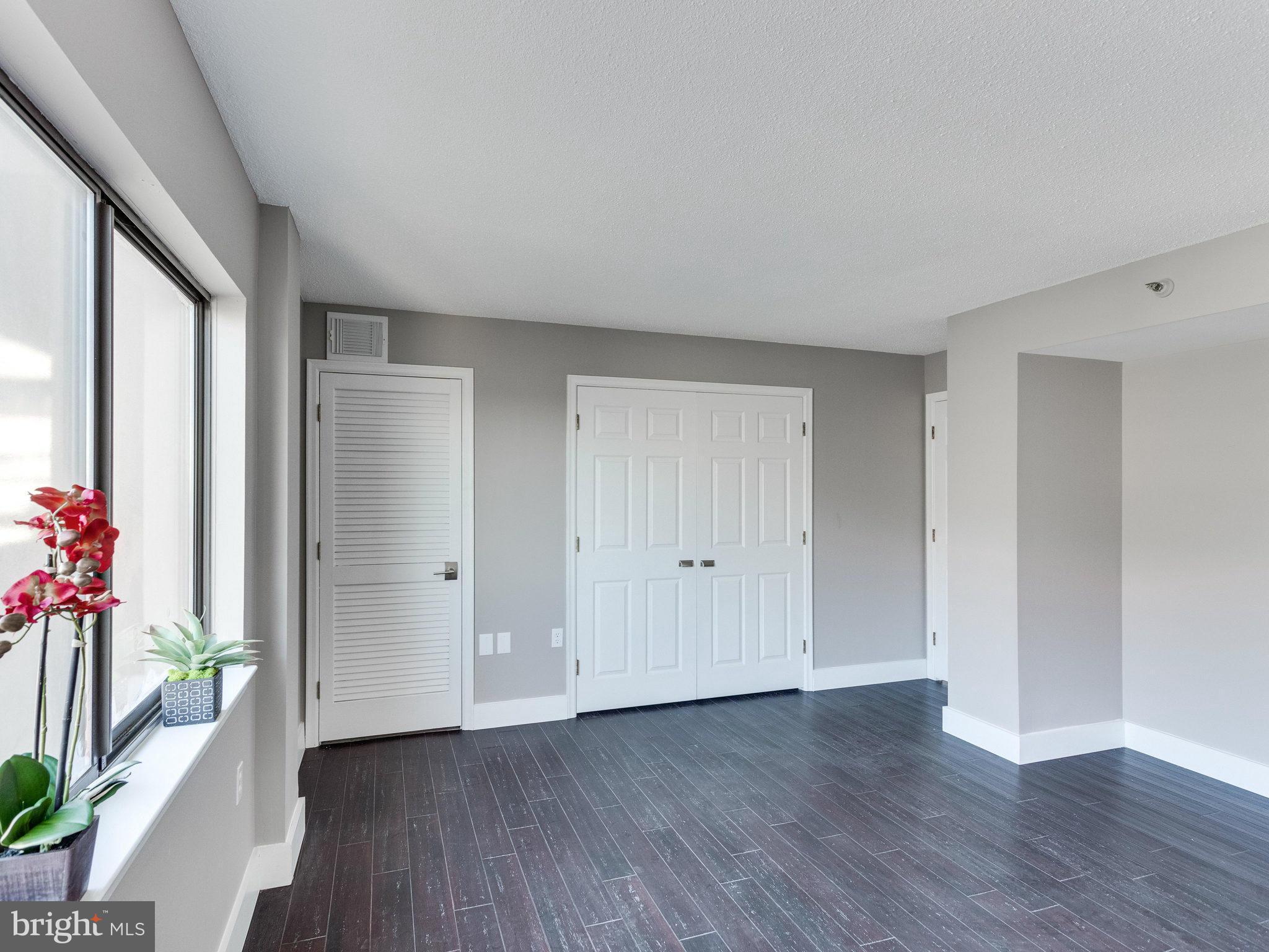 1301 North Courthouse Road, Unit 1411 Arlington, VA 22201 - Photo 19 of 30 a view of a hallway with wooden floor and a flower pot