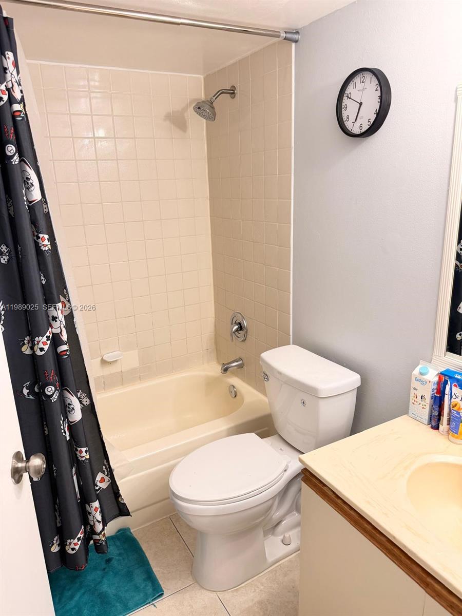 8821 Wiles Road, Unit 108 Coral Springs, FL 33067 - Photo 17 of 46 a bathroom with a toilet a sink and a bathtub