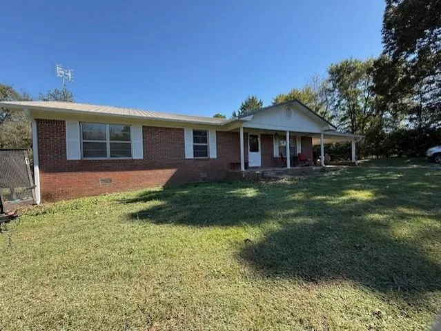 a view of yard with green space
