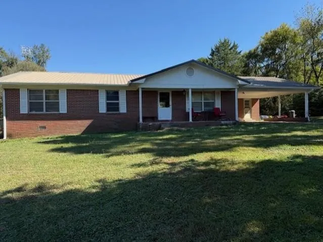 a view of a dry yard